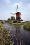 858059 Gezicht op de Buitenwegse Molen (Hollandse wipmolen, Nedereindsevaart 2) te Oud-Zuilen (gemeente Maarssen).